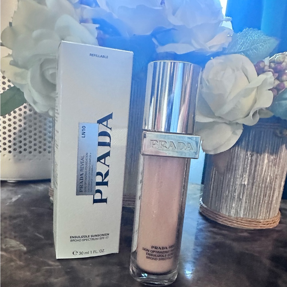 Prada Reveal Skin Optimizing Foundation – Shade LN10 (Light Neutral)